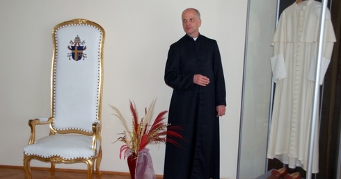 O eksponatach w Pokoju papieskim opowiada rektor ks. Jarosław Wojtkun