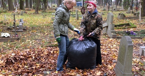 Sprzątanie cmentarza z wyborczą nutką
