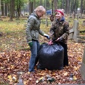 Sprzątanie cmentarza z wyborczą nutką