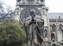 Pomnik św. Jana Pawła II przy Notre-Dame
