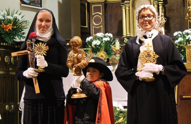 Młodzi ze Szczyrku przywieźli relikwie św. Jakuba Apostoła, bł. Marii Luizy Merkert i bł. Zelii i Ludwika Martin, rodziców św. Teresy od Dzieciątka Jezus