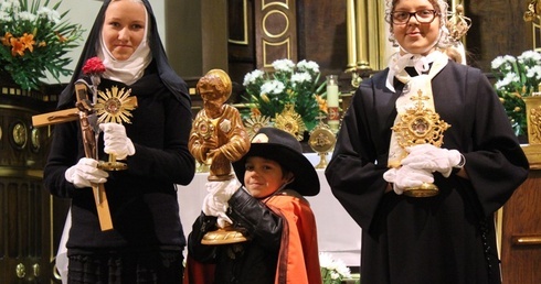 Młodzi ze Szczyrku przywieźli relikwie św. Jakuba Apostoła, bł. Marii Luizy Merkert i bł. Zelii i Ludwika Martin, rodziców św. Teresy od Dzieciątka Jezus