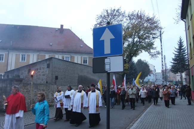 Tam świętych noszą na rękach