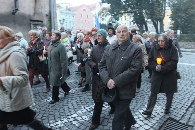 Tam świętych noszą na rękach