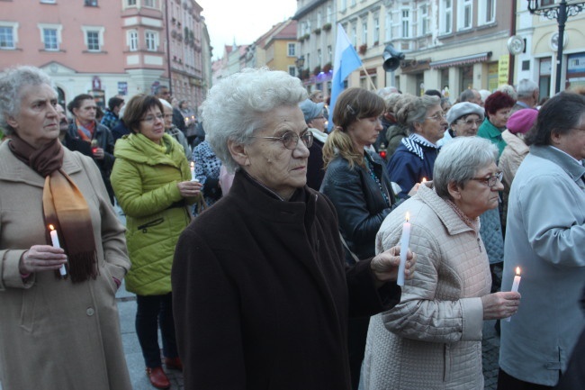 Tam świętych noszą na rękach