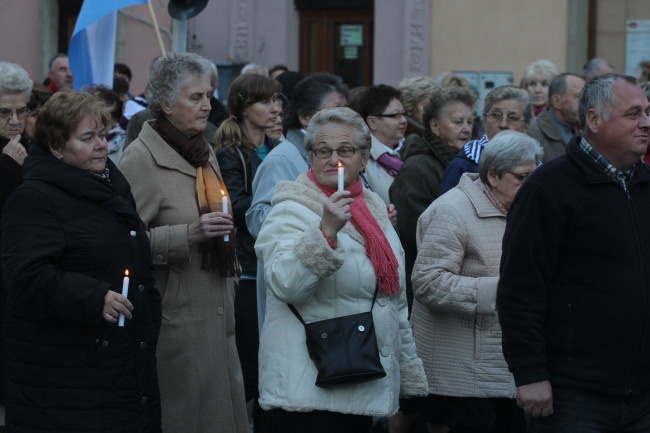 Tam świętych noszą na rękach