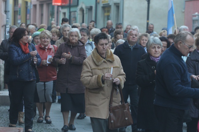 Tam świętych noszą na rękach