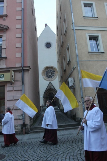 Tam świętych noszą na rękach