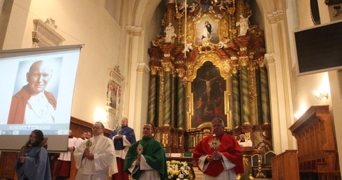 Tam świętych noszą na rękach