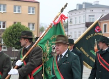 Poczty sztandarowe kół łowieckich w drodze z kościoła na plac Kościuszki