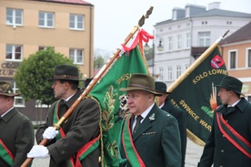 Poczty sztandarowe kół łowieckich w drodze z kościoła na plac Kościuszki