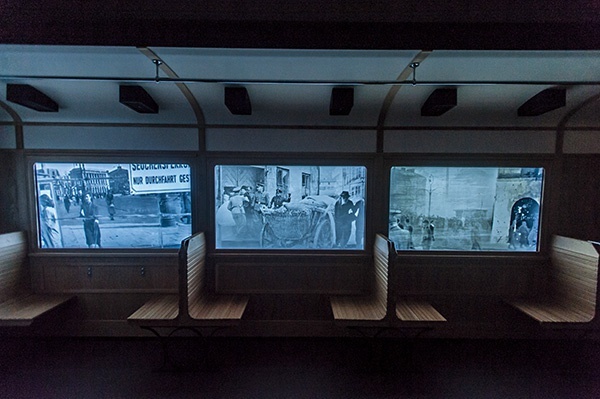 Tramwaj jeżdżący po getcie warszawskim – za oknami archiwalne filmy i rekonstrukcje tego miejsca  