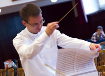  Ks. Bartosz Zygmunt, dyrygent nowego chóru, jest doktorantem katowickiej Akademii Muzycznej