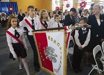  Od dnia nadania imienia szkoła posługuje się także hymnem i sztandarem