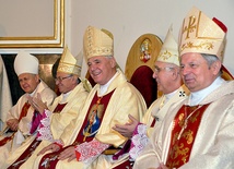 Liturgii z ceremonią ogłoszenia bazyliki przewodniczył kard. Gerhard Müller (trzeci z lewej). Siedzą (od lewej): abp Tomasz Peta z Kazachstanu, abp Zygmunt Zimowski, abp Wacław Depo i bp Henryk Tomasik