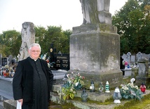 Proboszcz ks. Sławomir Fundowicz przy grobowcu rodziny Dzianott