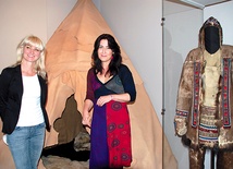 Przed jurtą Ewenów kuratorki wystawy (od lewej) Agnieszka Kozdęba i Ilona Pulnar-Ferdjani