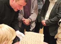 Ks. Grzegorz Klaja prezentuje XVII-wieczny „Graduał” podczas spotkania w Kętach