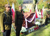  Obelisk upamiętniający żołnierzy wyklętych postawiono na placu  przy kościele w Dobrzyniu n. Wisłą
