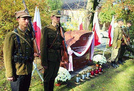  Obelisk upamiętniający żołnierzy wyklętych postawiono na placu  przy kościele w Dobrzyniu n. Wisłą