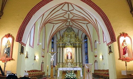 Prezbiterium kościoła oddzielone jest od nawy monumentalnym łukiem tęczowym. Ołtarz wykonany w drewnie w stylu empire datowany jest na 1824 r.