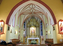 Prezbiterium kościoła oddzielone jest od nawy monumentalnym łukiem tęczowym. Ołtarz wykonany w drewnie w stylu empire datowany jest na 1824 r.