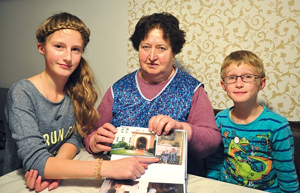  Zdjęcie dzieci przy kapliczce jest w wielu albumach mieszkańców Biedrzychowic. Emilia Twardy wraz z bratem Tobiaszem i babcią Marią pokazuje siebie na fotografii
