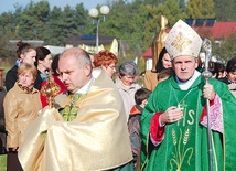  Relikwie św. Jana Pawła II wniósł do świątyni ks. proboszcz Krzysztof Woźniak