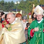  Relikwie św. Jana Pawła II wniósł do świątyni ks. proboszcz Krzysztof Woźniak