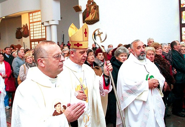 Modlitwie przewodniczył bp Jan Piotrowski. Obok proboszcz miejsca ks. Jan Wnęk  oraz (z prawej) ks. Marek Muszyński, misjonarz z Afryki