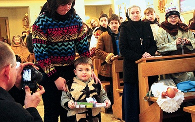 Dzieci trzeba włączać w życie kościoła. Jednym z wielu sposobów jest powierzanie zadań, także w liturgii, np. w postaci uczestnictwa w procesji z darami