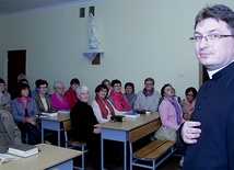 Na pierwsze spotkania przychodzi kilkadziesiąt osób. Zainteresowanie jest znaczne