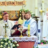   W peregrynacji uczestniczą na zmianę  obaj biskupi: Adam i Ignacy