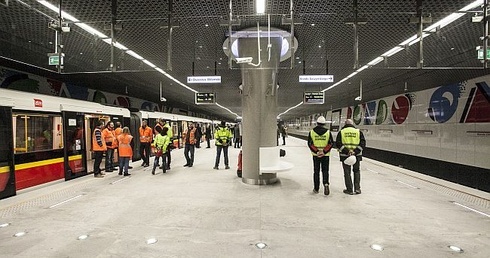 Czytał "Dynastię", będzie mówił w metrze