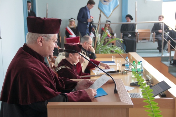 Ks. Hryniewicz i o. Napiórkowski doktorami honorowymi UO