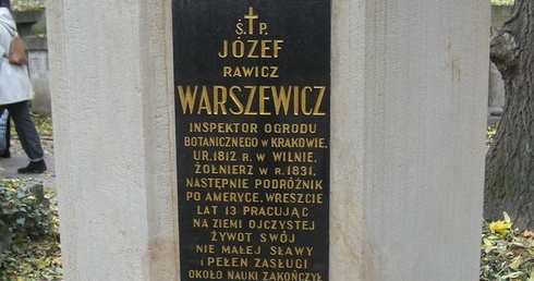 Ratują stare nagrobki