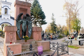 Figura Anioła Ciszy w głównej alei cmentarza przy ul. Limanowskiego w Radomiu