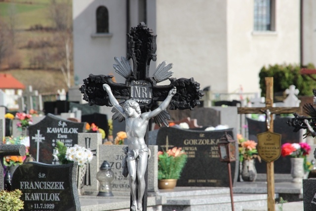 1 listopada na cmentarzach całegj diecezji odbędą się modlitwy za dusze zmarłych.