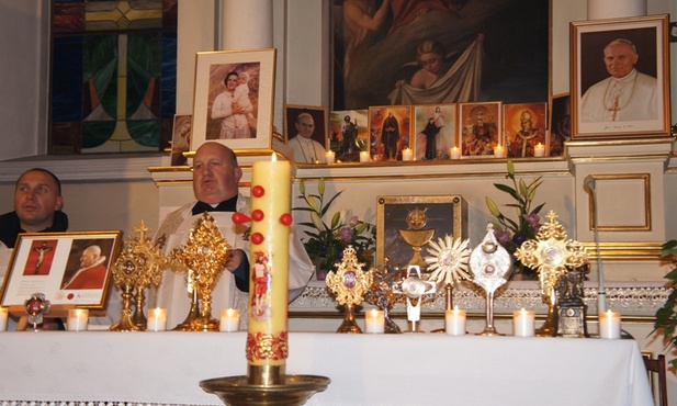 W skierniewickiej Nocy Świętych wzięło udział 11 relikwii świętych i błogosławionych