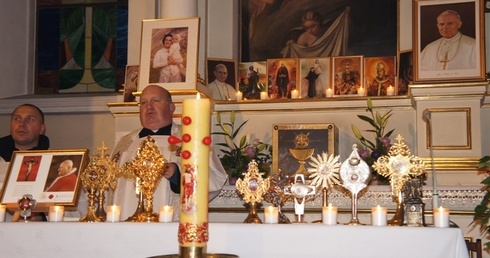 W skierniewickiej Nocy Świętych wzięło udział 11 relikwii świętych i błogosławionych