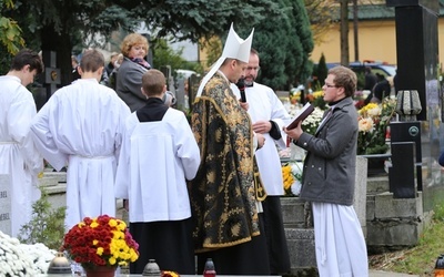 Bp Roman Pindel podczas nabożeństwa za zmarłych na cmentarzu przy ul. Grunwaldzkiej