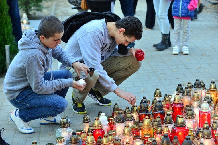 Procesja na cmentarzu