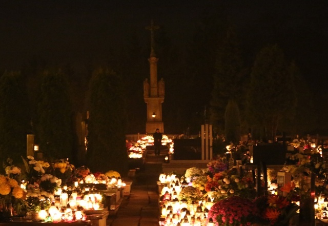 Cmentarz w Zabrzegu nocą