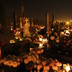 Cmentarz w Zabrzegu nocą