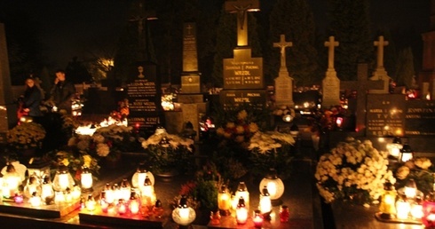 Cmentarz parafialny w Zabrzegu we Wszystkich Świętych wieczorem