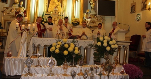 Noc Świętych w Rawie rozpoczęła uroczysta Msza św. odprawiona w kościele oo. pasjonistów 