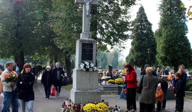 Krzyż na cmentarzu parafii św. Franciszka w Bielsku-Białej-Wapienicy