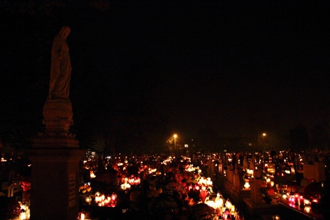 Niepołomicki cmentarz po zmierzchu