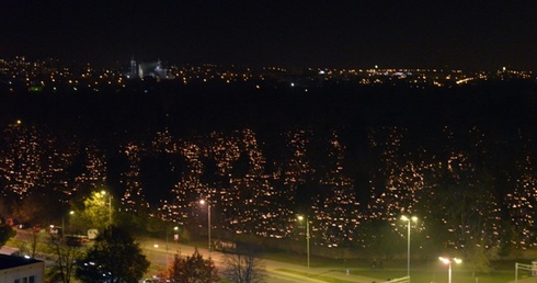 Cmentarz przy ul. Limanowskiego w Radomiu i wieczorna panorama miasta 