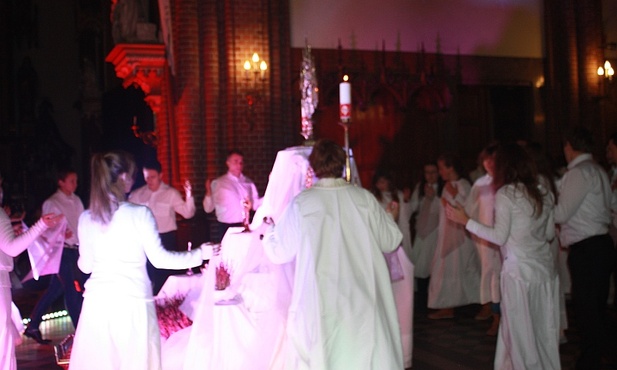 Taniec uwielbienia podczas Nocy Świętych w Żyrardowie